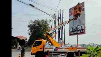 Gunakan Crane, Tim Gabungan Lepas APK Berbayar di Karanganyar