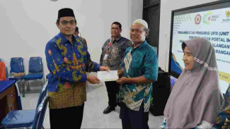 Baznas Karanganyar dan UMUKA Solo, Serahkan Bantuan Tanpa Bunga Pada Pedagang Pasar Tradisional