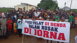 Demo Jalan Rusak, Ribuan Warga Tegal Mancing Lele dan Tanam Pohon di Lubang Jalan