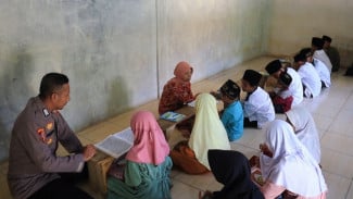 Rela Sisihkan Gaji, Bripka Hamam Bantu Guru Ngaji, Tunanetra, Lansia, dan Anak Yatim
