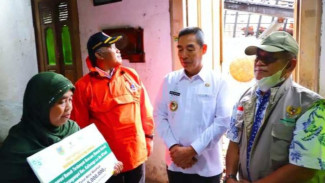 Rumahnya Roboh Dihantam Bencana, Baznas Kudus Datang Bikin Sumringah Mbah Nikmah