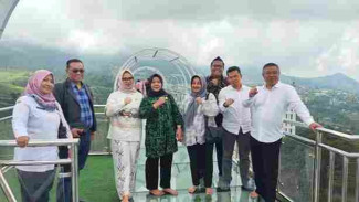 Sidak Optimalisasi Pendapatan Daerah Sektor Wisata, Komisi B Sambangi Jembatan Kaca Kemuning