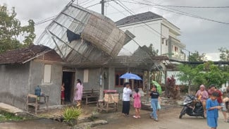 Bak Kiamat Datang dan Mencekam, Angin Puting Beliung Hancurkan 34 Rumah di Pati