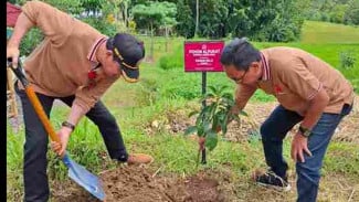 Gelar Aksi Penghijauan Dalam Rangka HUT ke 74, DPRD Karanganyar Tanam Ribuan Bibit Tanaman Produktif