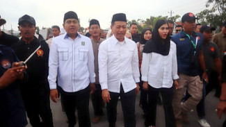 Tak Terpengaruh Mitos Buruk,  Bupati Samani dan Wabup Bellinda Jalan Kaki Lintasi Jembatan Tanggulangin