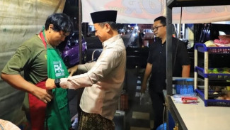 Bagikan Celemek, Sarung Tangan dan Fasilitas Sanitasi, Bupati Kudus Dongkrak PKL Naik Kelas