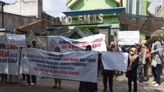 Nasabah  BMT Dinar Mulia Tuntut Pencairan Dana, Kantor Koperasi Kosong