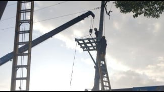 Diterjang Angin dan Petir, Tiang Listrik Roboh, PLN Sigap Pulihkan Pasokan di Demak-Grobogan