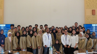 UGM Salurkan Beasiswa dan Bantuan Laptop ke Mahasiswa