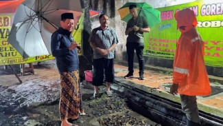 Gunakan Payung dan Bersarung, Bupati Kudus Sigap Cek Lokasi Genangan Banjir