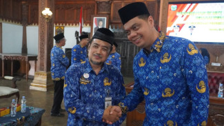 Momen Haru Pelantikan Kepsek, Suhari Bangga Dilantik Anak Didiknya Kini Menjabat Bupati Jepara