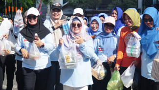 Kerahkan Anggota Tim PKK, Istri Bupati Suntik Semangat Pelaku UMKM di CFD Pati