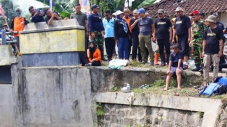 Kesal Desanya Kerap Kebanjiran, Ormas di Kudus Sapu Bersih Sampah di Sungai Serut