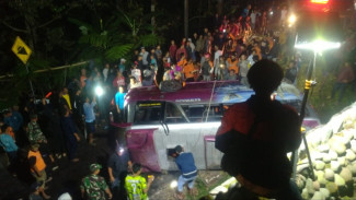 Bus Mini Terguling di Astana Giribangun Karanganyar, Satu Tewas dan Puluhan Luka-Luka