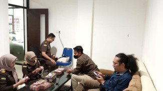 Purwati dan Amin Kembalikan Rp545 Juta ke Kejari Karanganyar dalam Kasus Korupsi Alkes