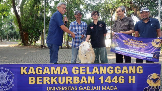 Kagama Gelanggang Bagikan Hewan Kurban untuk Warga Lereng Merapi