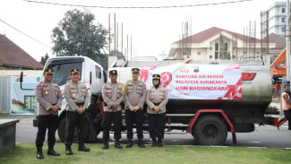 Rayakan HUT Bhayangkara ke-79, Polresta Surakarta Salurkan Bantuan Sembako dan Air Bersih