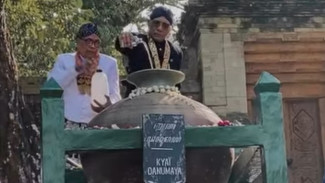 Masyarakat Tunggui air dari Kyai Danumaya dan Kyai Mendung