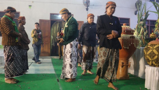 Kirab 28 Kendi Air Keramat di Malam Satu Suro,  Cara Refleksi Diri WargaTumpangkrasak Kudus