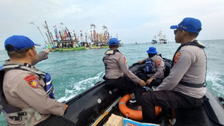 Larung Sesaji Comal Pemalang Pecah Suasana, Polisi Ditarik Emak-Emak Ikut Makan