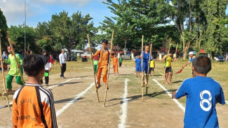 Puluhan Siswa SD di Sentolo Ikuti Lomba Estafet Egrang Pring