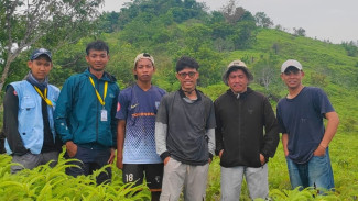 Bersama warga Lokal, Tim KKN UGM Buka Jalur Pendakian ke Puncak Pulau Tokonanaka