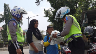 Hari Anak Nasional, Polantas Pemalang Bagikan Helm Gratis untuk Anak-anak