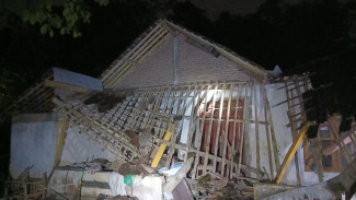 Teras Rumah Warga Karangpandan Karanganyar Roboh Mendadak, Diduga Akibat Material Lapuk