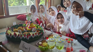 Meriahkan HUT ke 80 KemRI Siswa SD 4 Wates Kulon Progo Lomba Menghias Tumpeng