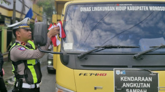 Semarak HUT RI ke 80, Satlantas Wonosobo Bagikan Bendera Merah Putih ke Pengendara