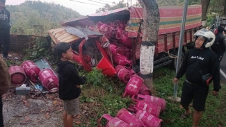 Truk Bermuatan Elpiji 12 Kg Tabrak Tebing di Lereng Gunung Lawu, Sopir Diduga Mengantuk
