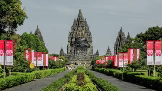 Merah Putih Berkibar di Situs Warisan: Perayaan Kemerdekaan di Destinasi Ikonik Nusantara