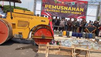Ribuan Botol Miras Ilegal Digilas Buldoser Usai Upacara HUT RI di Karanganyar