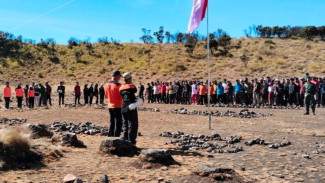 Ratusan Relawan Gelar Upacara HUT RI di Telaga Kuning Gunung Lawu, Sambil Angkut Sampah