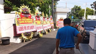 Kejari Kudus Bertabur Karangan Bunga, Masyarakat Dukung Pengusutan Dugaan Korupsi Dana Banpol PDIP