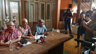 Kuasa Hukum Keluarga Arya Daru Pangayunan : 