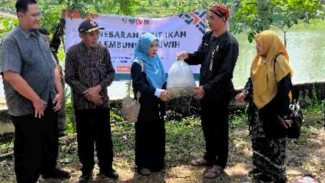 UMUKA dan Pemdes Ngadiluwih Tebar 5.000 Bibit Ikan Nila di Embung Linuwih Karanganyar