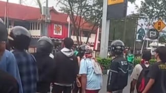 Demo Ojol Solo Ricuh, Massa Robohkan Gerbang Brimob dan Lempari Aparat