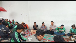 Guyubkan Komunitas Ojol di Pati, Polisi Membaur dan Panjatkan Doa Korban Tragedi Unjuk Rasa