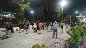 Demo di Solo Memanas hingga Malam, Massa Terpecah Usai Gas Air Mata di Bundaran Gladag