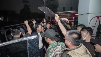 Hampir tengah malam Sri Sultan HB X datangi Mapolda DIY di Tengah Aksi Massa