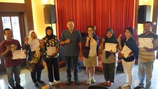 Taru Martani Beri Penghargaan kepada Enam Pegawai Berprestasi
