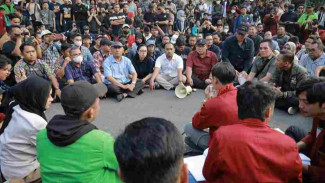 Ratusan Mahasiswa Gelar Aksi di DPRD Solo,  Lima Tuntutan Menggema di Jalanan