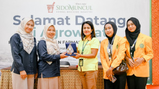 Mahasiswa Farmasi UMKU 'Sinau' Meracik Jamu Modern di Sido Muncul