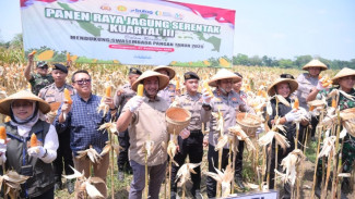 Polri Gelar Panen Raya Jagung di Karanganyar, Harga Pangan Dijaga Stabil