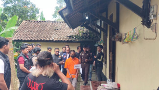 Rekonstruksi Pembunuhan Guru di Karanganyar Panas, Tersangka Dipukul Adik Korban