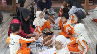 Keseruan Membatik di Sanggar Muria Batik Kudus, Siswa TK Berebut Goreskan Canting Pola Sederhana Sarat Makna