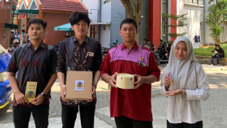 Peci Kulit Jagung Berteknologi AR dan Rakaat Tracker: Karya Kreatif Mahasiswa Kudus