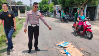 Jalan Berlubang di Gondangrejo Picu Kecelakaan, Lansia 80 Tahun Luka Serius Terserempet Dump Truk