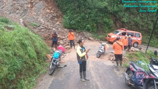 Dua Titik Longsor Terjang Tawangmangu, Akses Jalan Sempat Lumpuh Akibat Hujan Deras